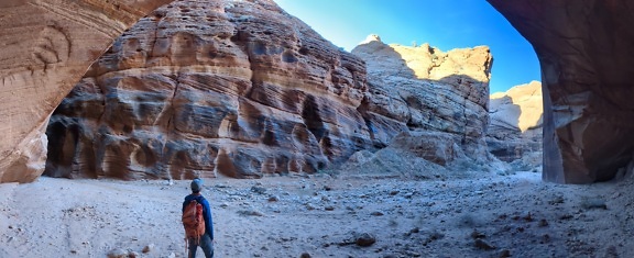 Turista u vchodu do jeskyně pouštního oblouku v Sedoně v Arizoně