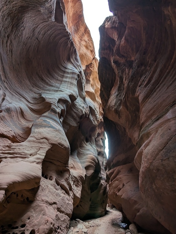 Smal passage ved sandsten erosion i ørkendalen