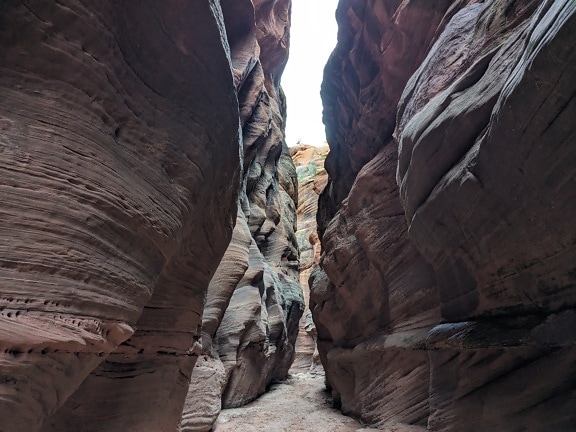 Sombra en pasaje estrecho en cañón en parque natural del desierto