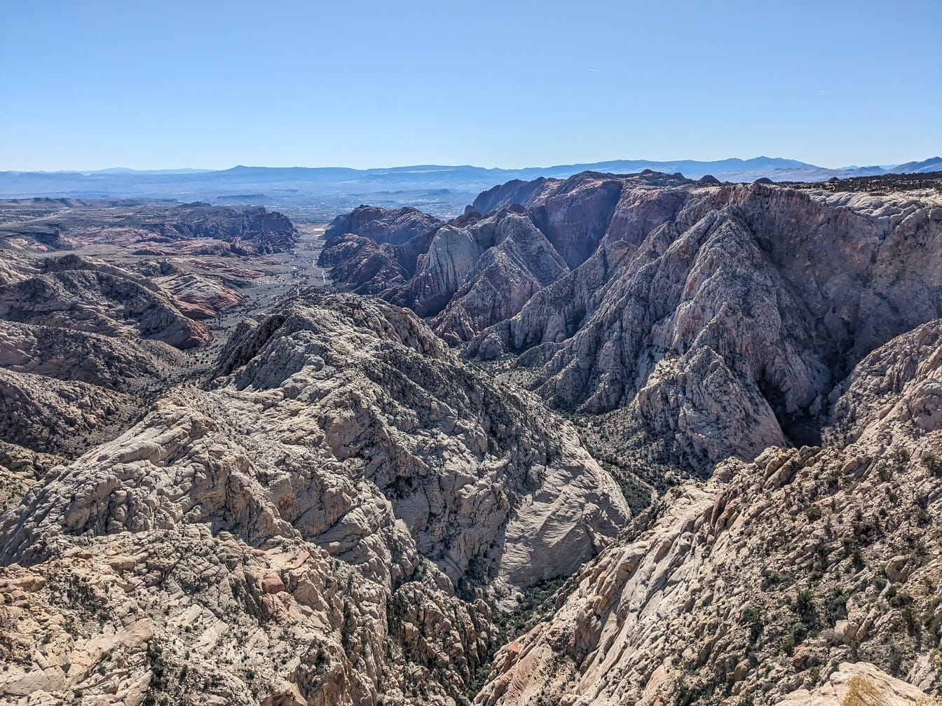 Panorama pustinjskih planinskih vrhova po sunčanom vremenu