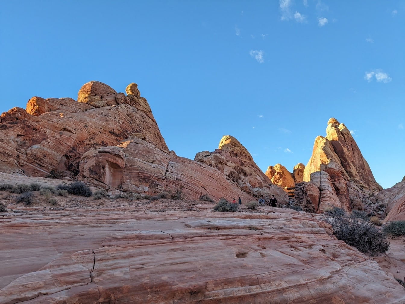Слънчева светлина върху пустинна скала в долината на каньона в природен парк