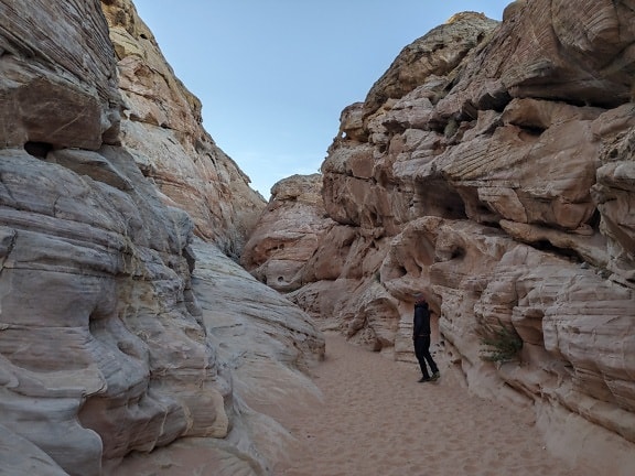 Persona de pie en un cañón estrecho en un parque natural