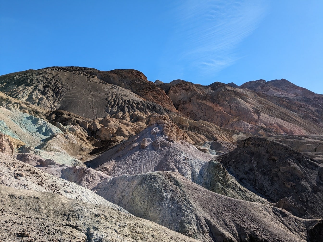 亚利桑那州塞多纳自然公园的砂岩山峰照片