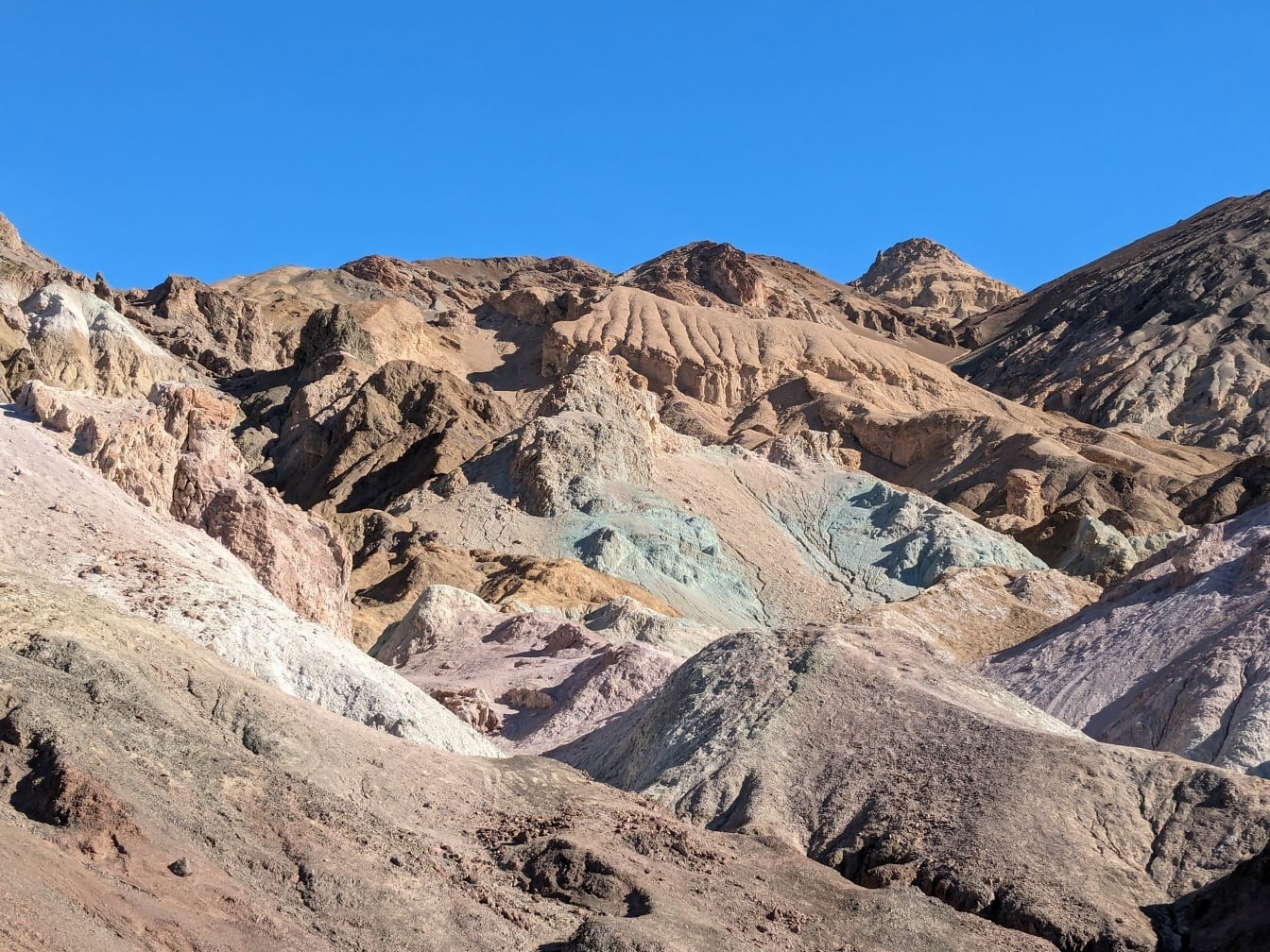 Foto close-up pegunungan batu pasir di taman nasional Death valley