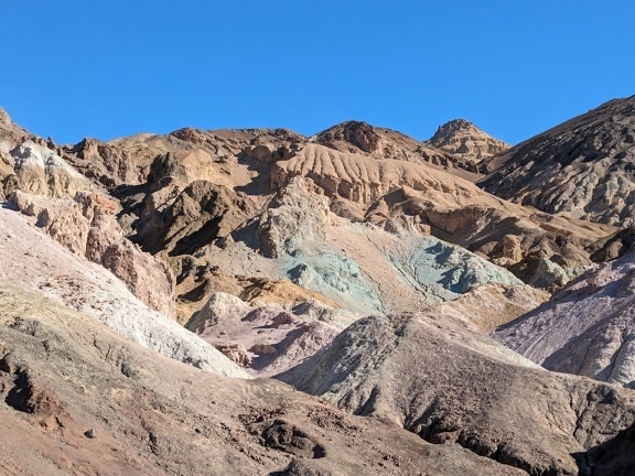 Detailní fotografie pískovcových hor v národním parku Údolí smrti