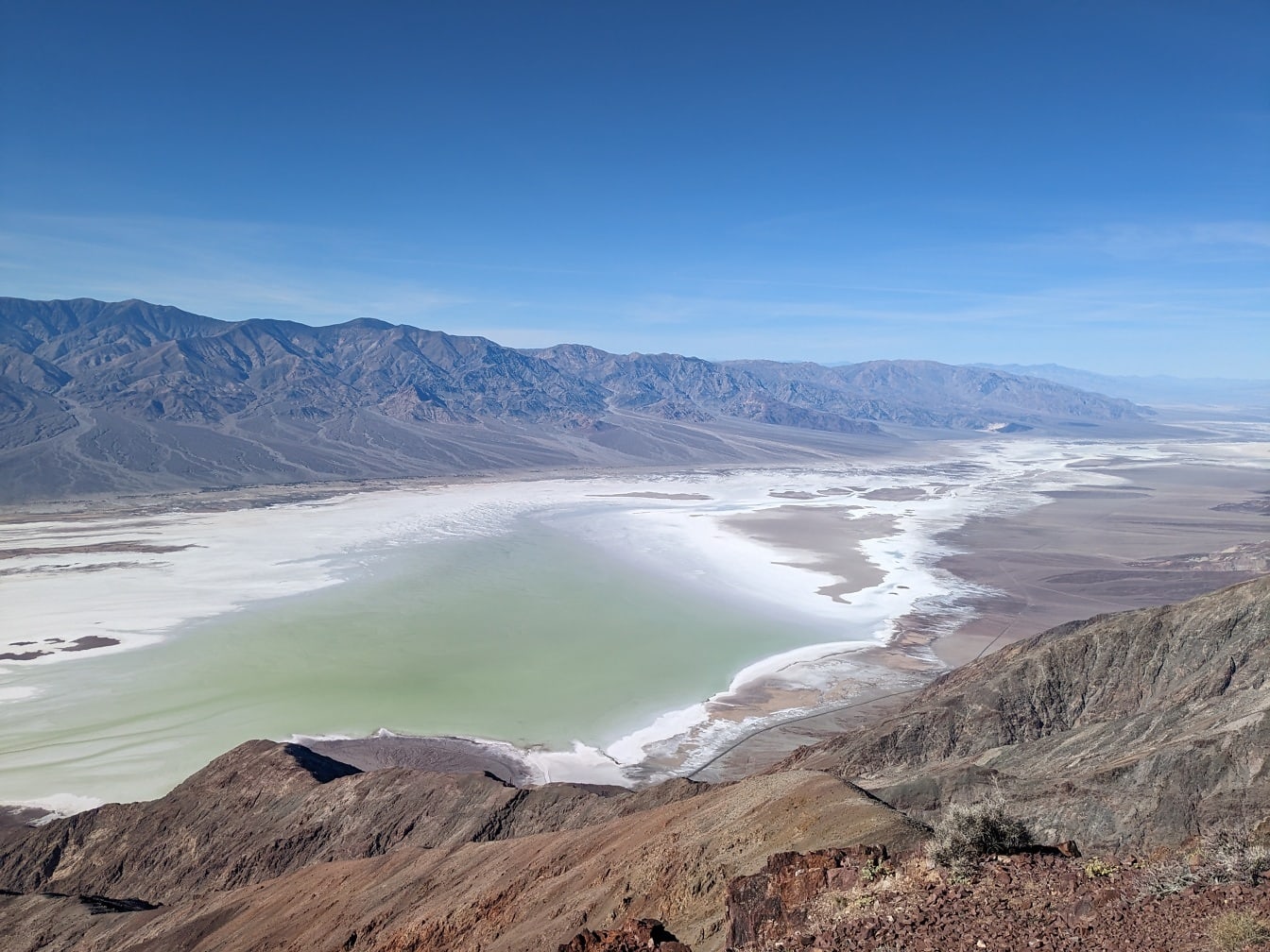 Vista panorâmica do lago salgado no parque nacional do vale da morte