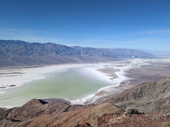 Panorámás kilátás a sós tóra a Death Valley Nemzeti Parkban