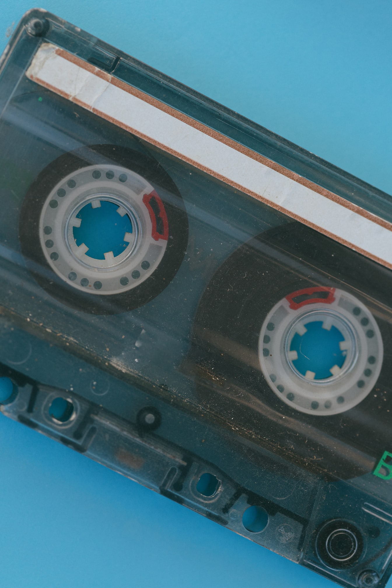 Gros plan sur cassette audio à l’ancienne