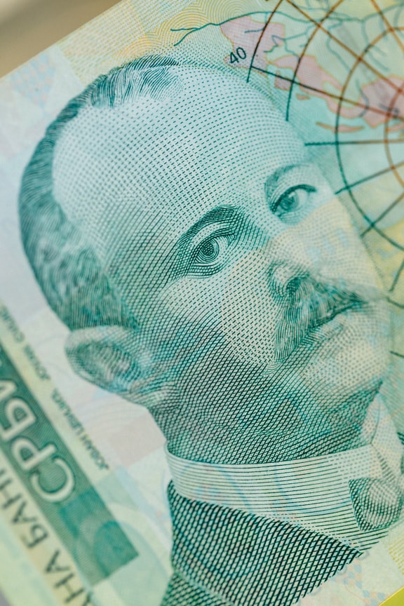 Primer plano del billete de dinar serbio con retrato de Jovana Cvijic