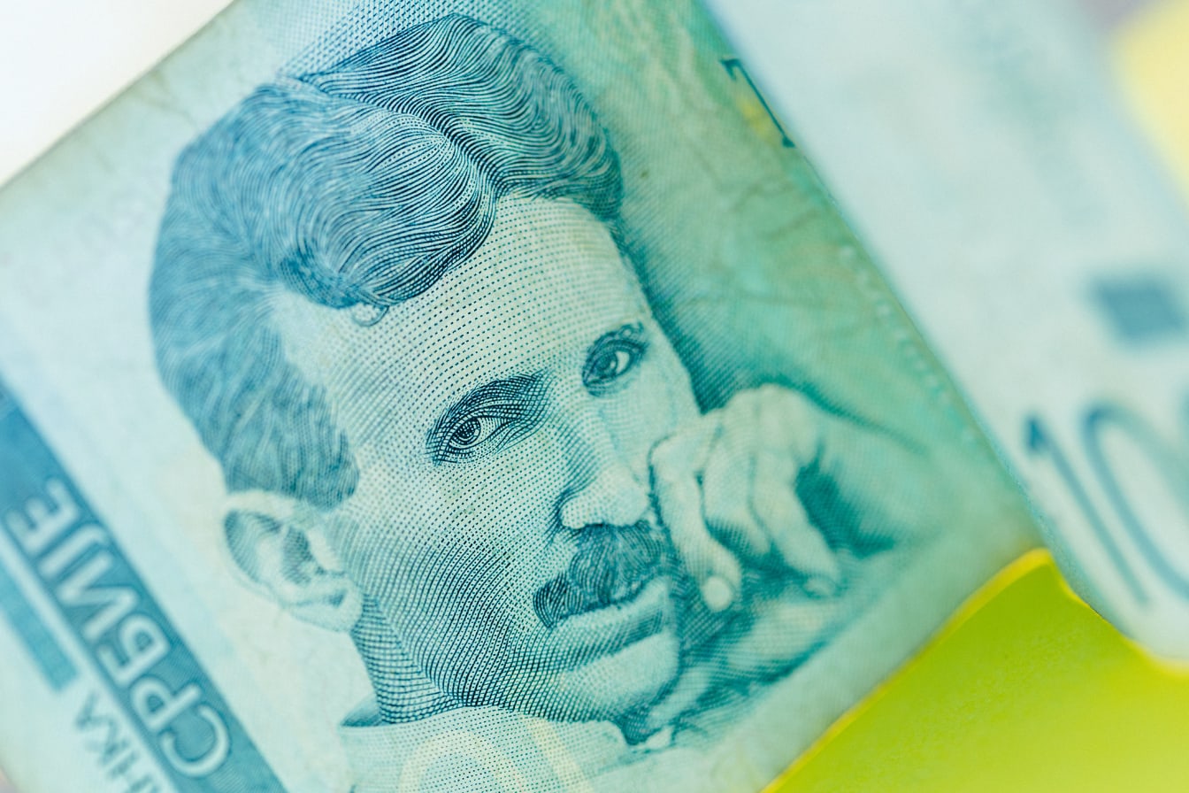 Het portret van Nikola Tesla op levendige kleuren op Servisch dinar bankbiljet