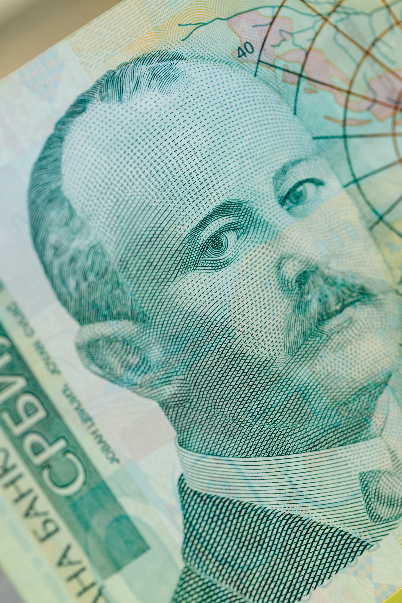 Fotografie de aproape a bancnotei de 500 de dinari sârbești cu portretul lui Jovan Cvijic