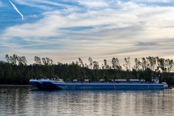 Kapal kargo tongkang biru tua di sungai Danube