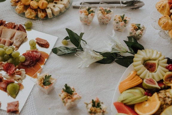 Decoración de alimentos de frutas talladas y merienda en la mesa del banquete