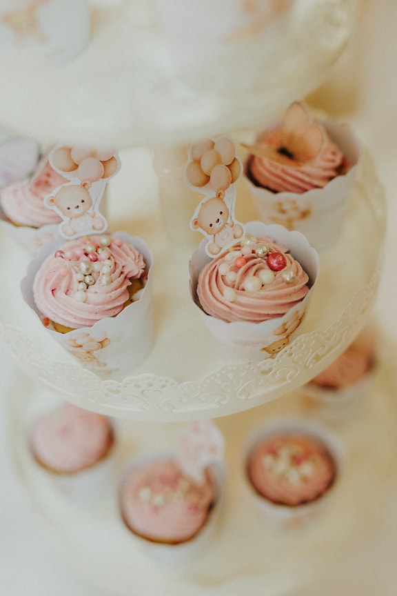 Krémově narůžovělé cupcakes s perleťovým zdobením a plyšovým medvídkem