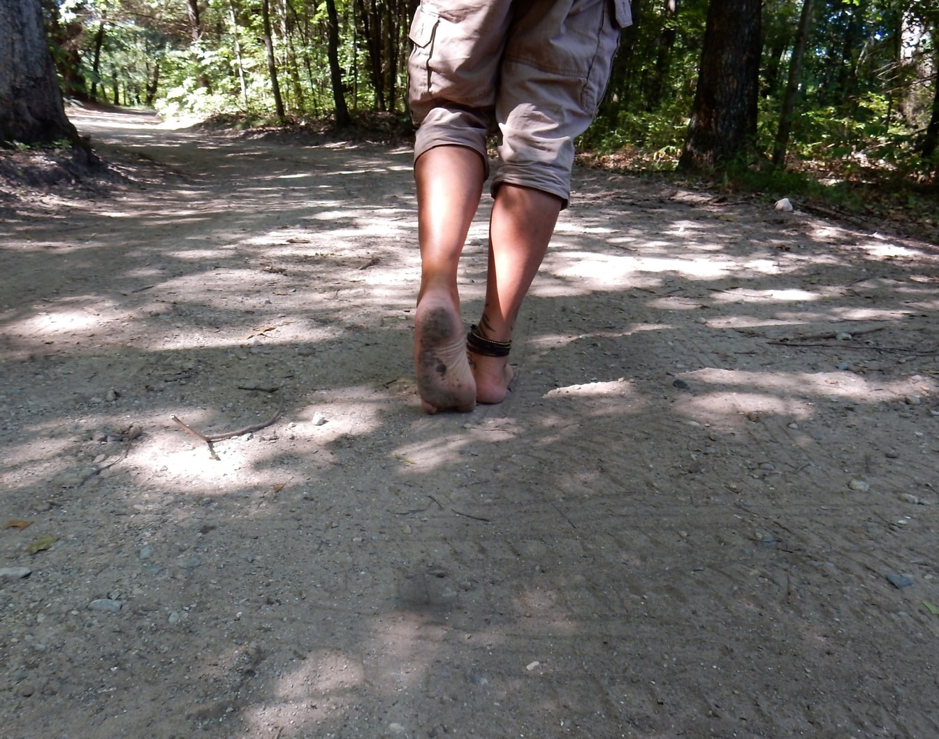 Mezítláb sétáló férfi piszkos erdei úton