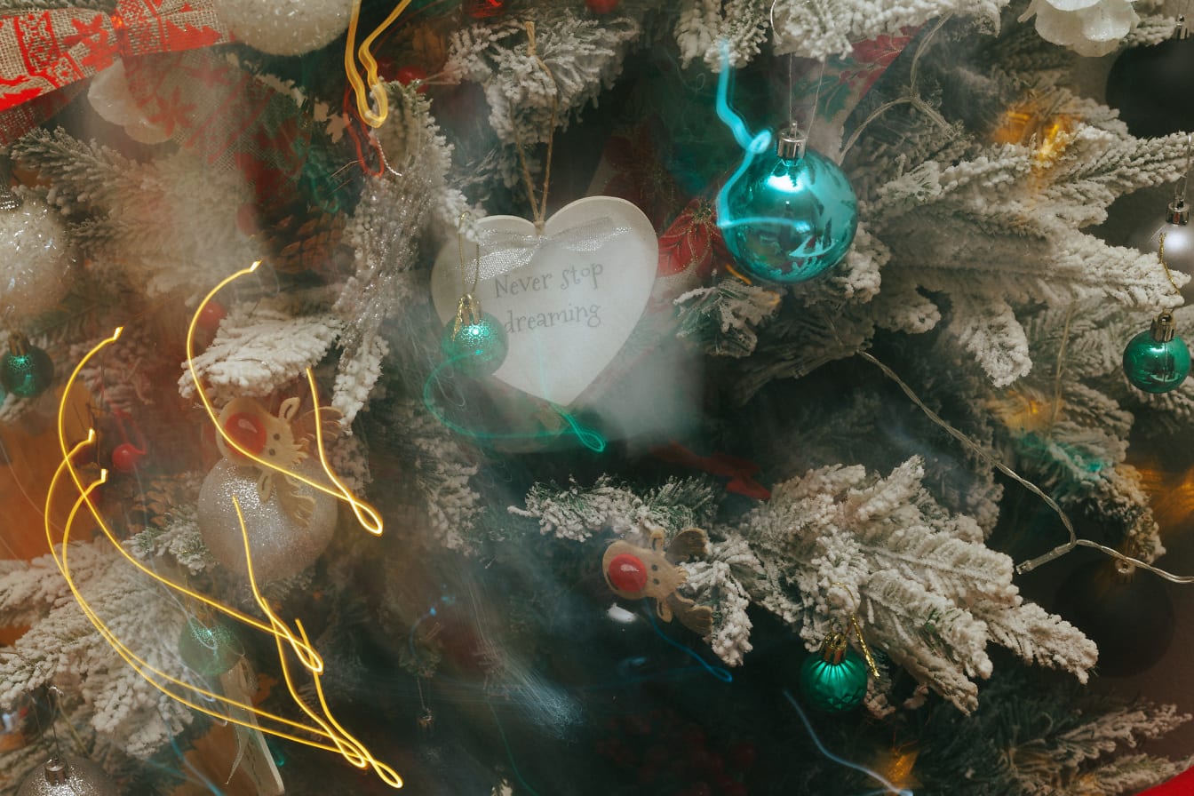 Đồ trang trí cây thông Noel với ánh sáng mờ nghệ thuật chuyển động