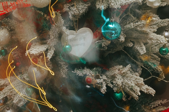 Adornos del árbol de Navidad con el destello artístico del desenfoque del movimiento