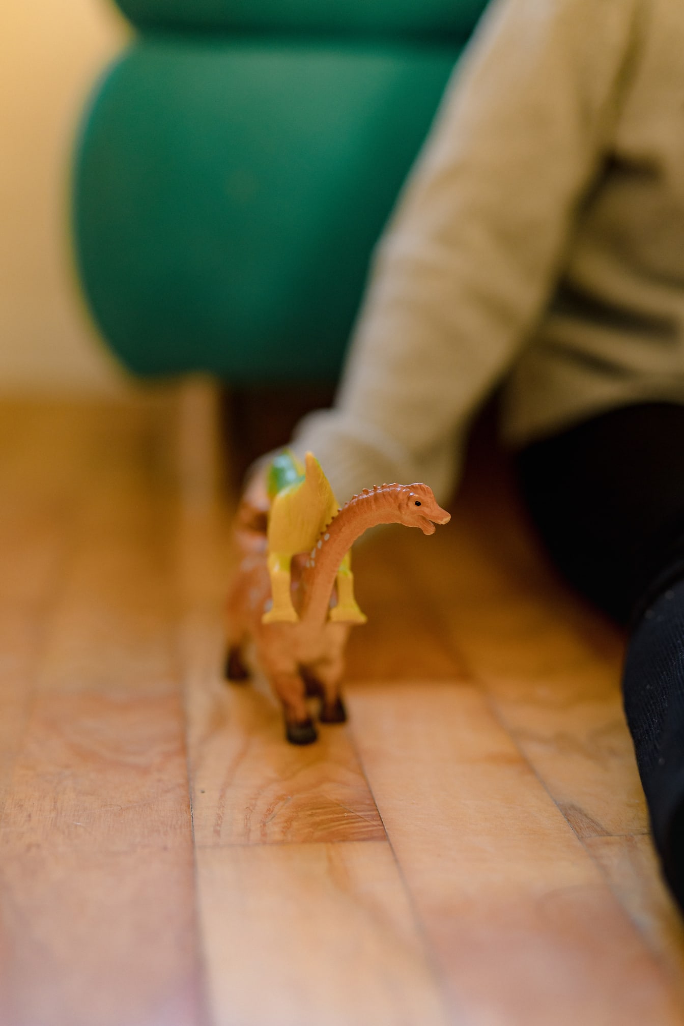 Фото крупным планом пластиковых игрушек динозавров в руках