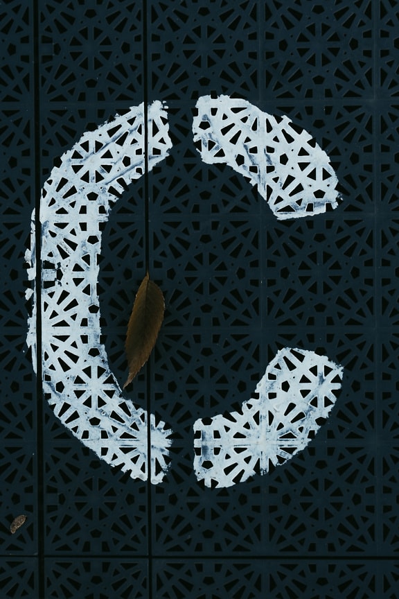 Dấu hiệu màu trắng (C) trên nhựa tối màu với hoa văn hình học
