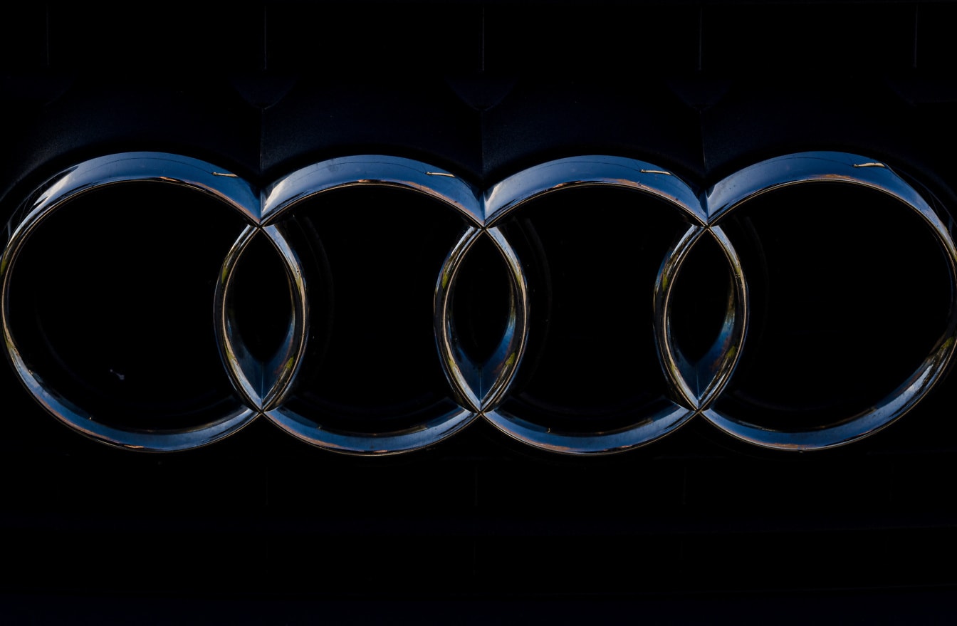 Sinal cromado metálico brilhante de Audi no fundo escuro