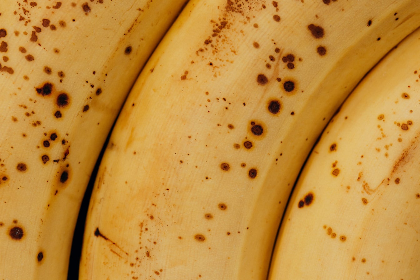 Makro fotografija žućkasto smeđe kore banane s mrljama