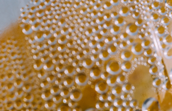 Szándékosan elmosódott makrófotó sárgás csecsebecsékről