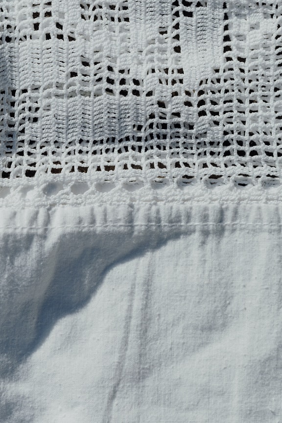 Lona de algodão branco puro com decoração bordada à mão