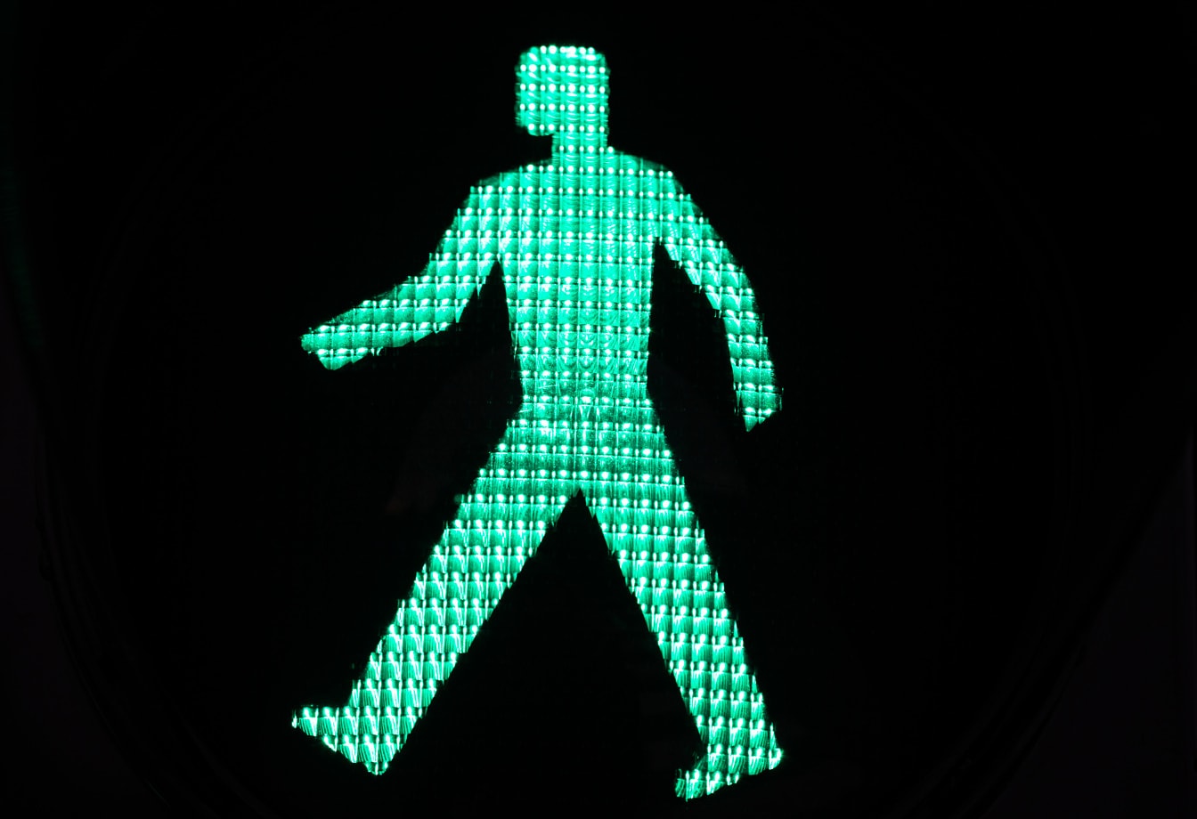 歩く人のシンボルが描かれた緑色のセマフォ信号機