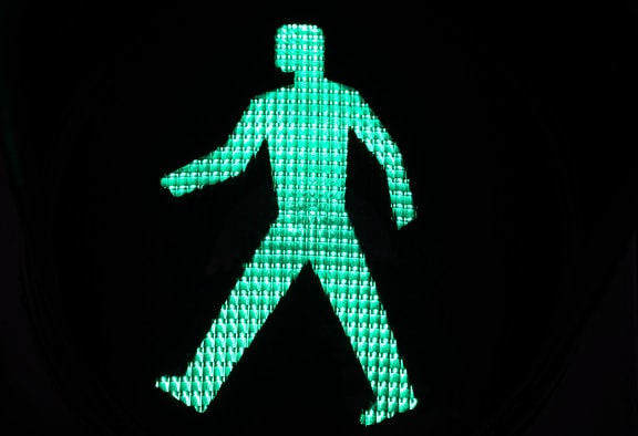 สัญญาณไฟจราจรเซมาฟอร์สีเขียวพร้อมสัญลักษณ์ของคนเดิน