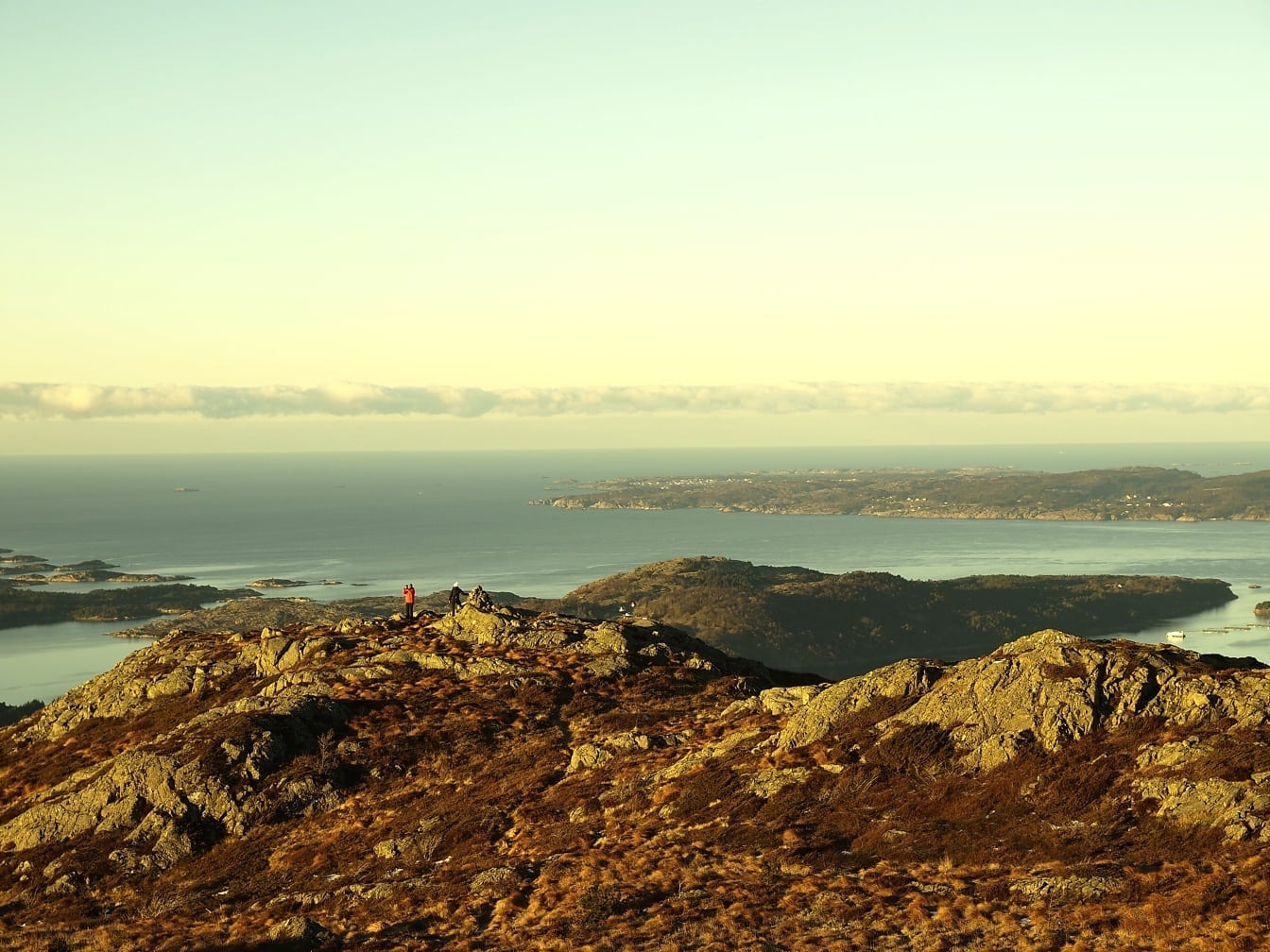Majestätiskt panorama över havskusten från kullen på solig eftermiddag