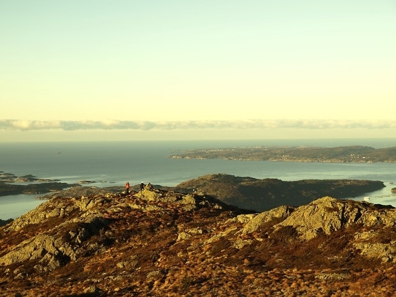 Majestueus panorama van overzeese kustlijn van heuveltop op zonnige middag