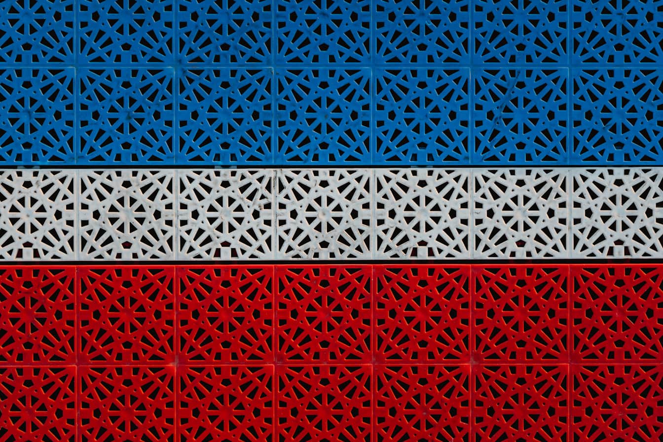Rød, hvid og blå farvet plast med geometrisk mønster