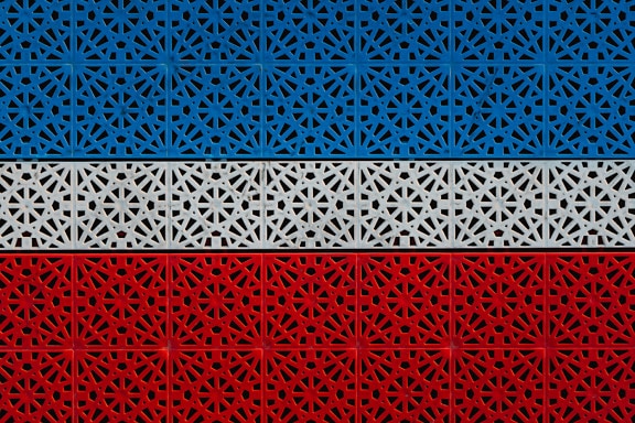 Plastique de couleur rouge, blanc et bleu avec motif géométrique