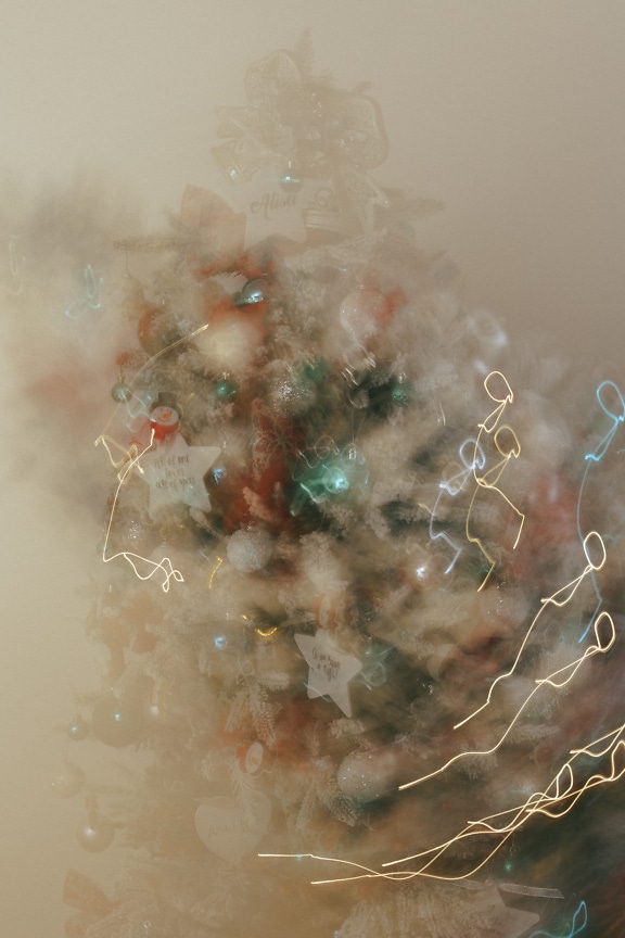 Desfoque artístico intencional na foto da árvore de Natal com luzes e ornamentos
