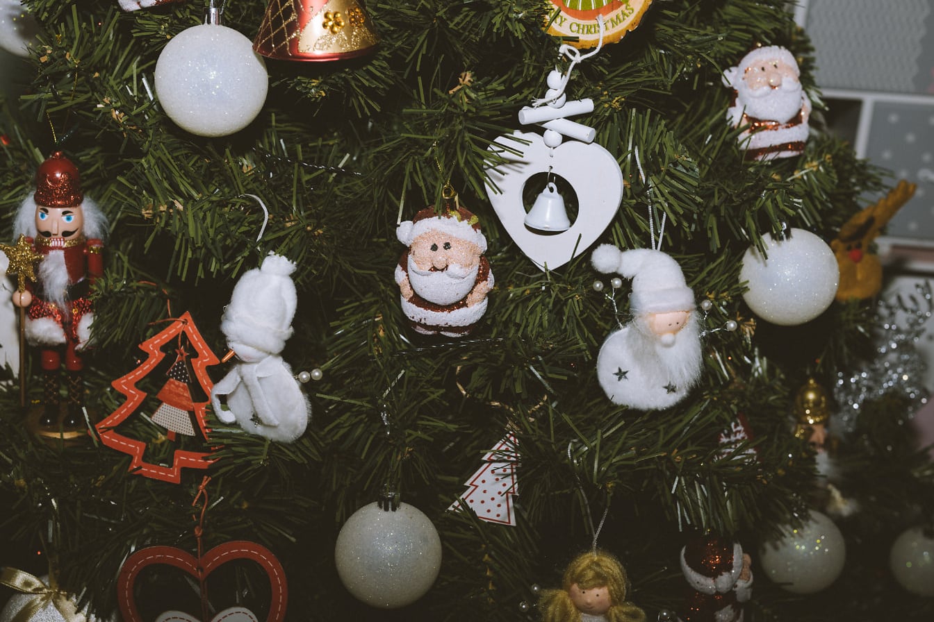 Weihnachtsbaum mit Vintage-Ornamenten des Weihnachtsmanns