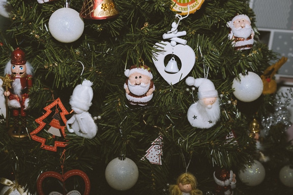 Kerstboom met uitstekende ornamenten van de Kerstman