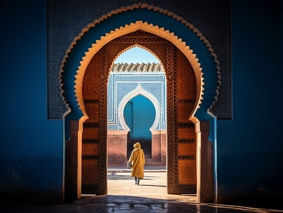 모로코에서 출입구를 걷고 있는 사람