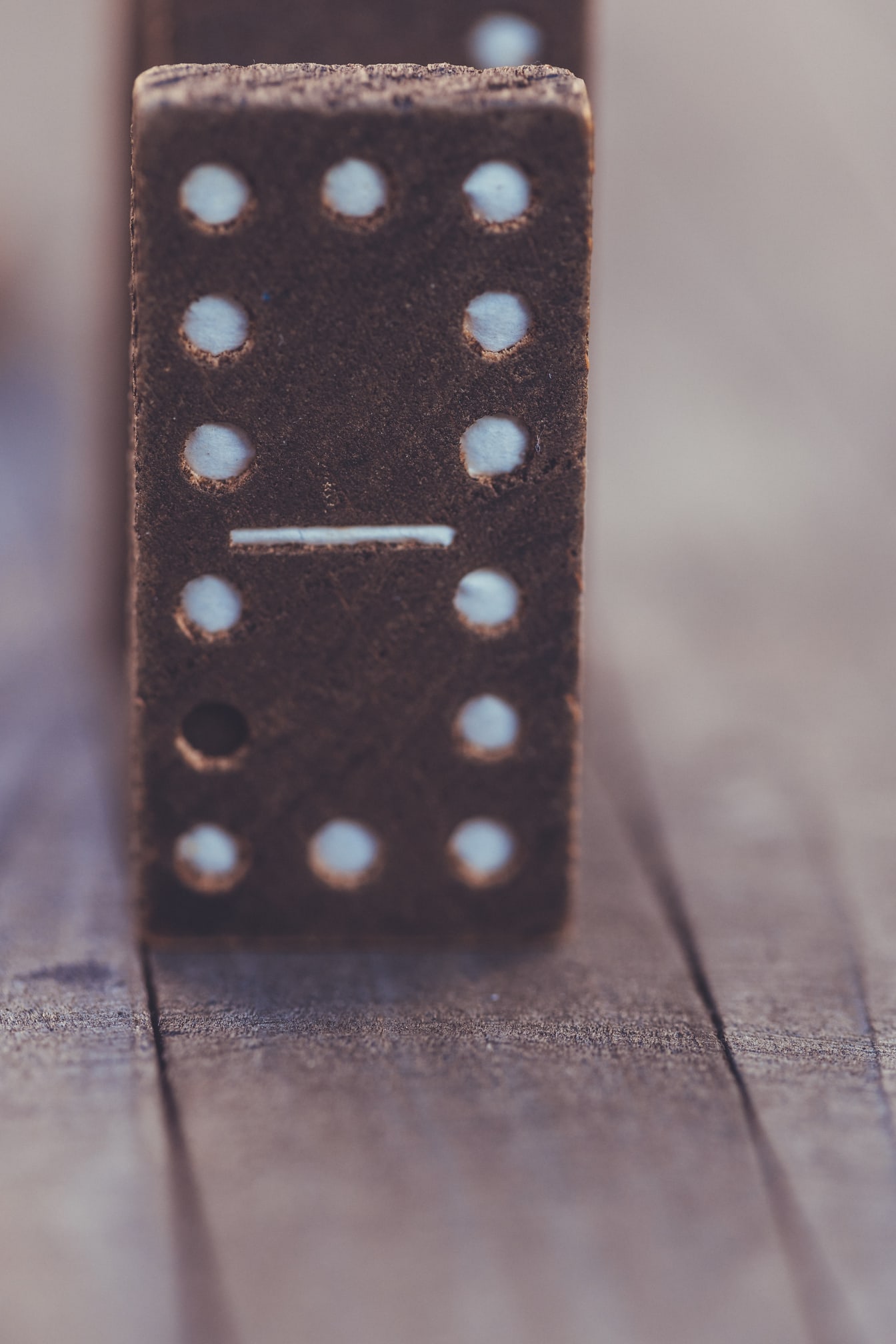Domino kayu coklat tua berdiri vertikal close-up
