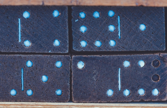 Ciemnoniebieskie klocki domino w starym stylu zbliżenie