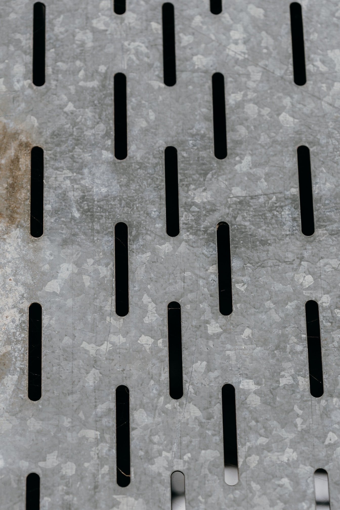 Оцинкованная металлическая поверхность из нержавеющей стали с вертикальными отверстиями