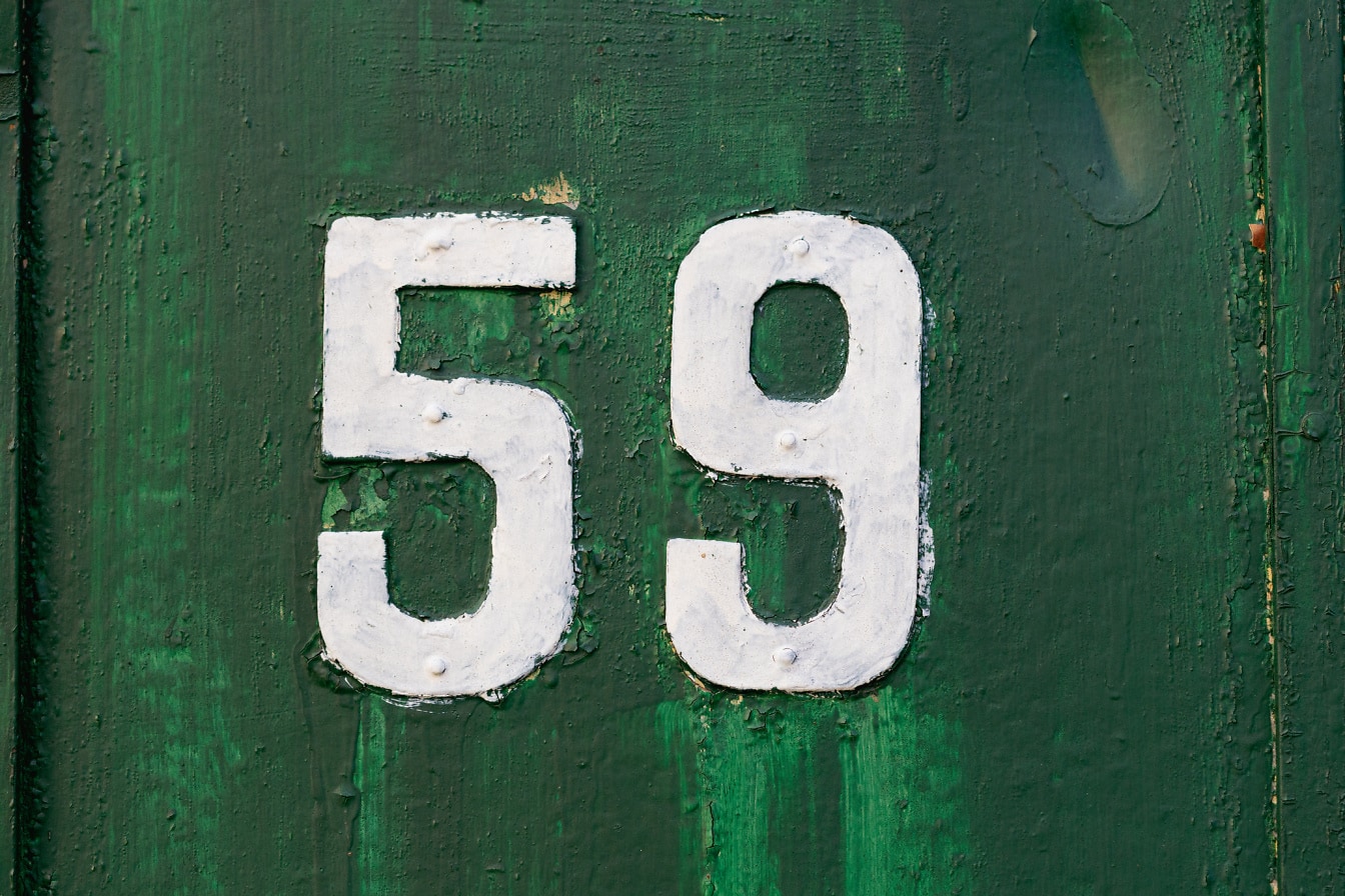 Il numero bianco (59) dipinto su una superficie verde di metallo