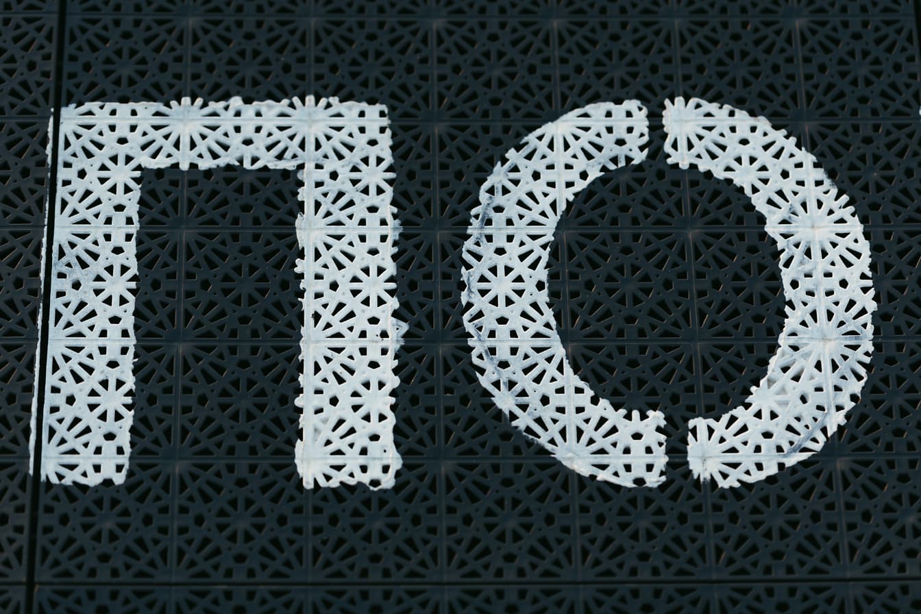 Texto cirílico pintado em uma foto de close-up de superfície plástica preta