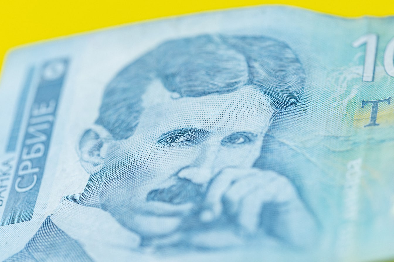 Ritratto dello scienziato serbo Nikola Tesla su banconota da 100 dinari serbi