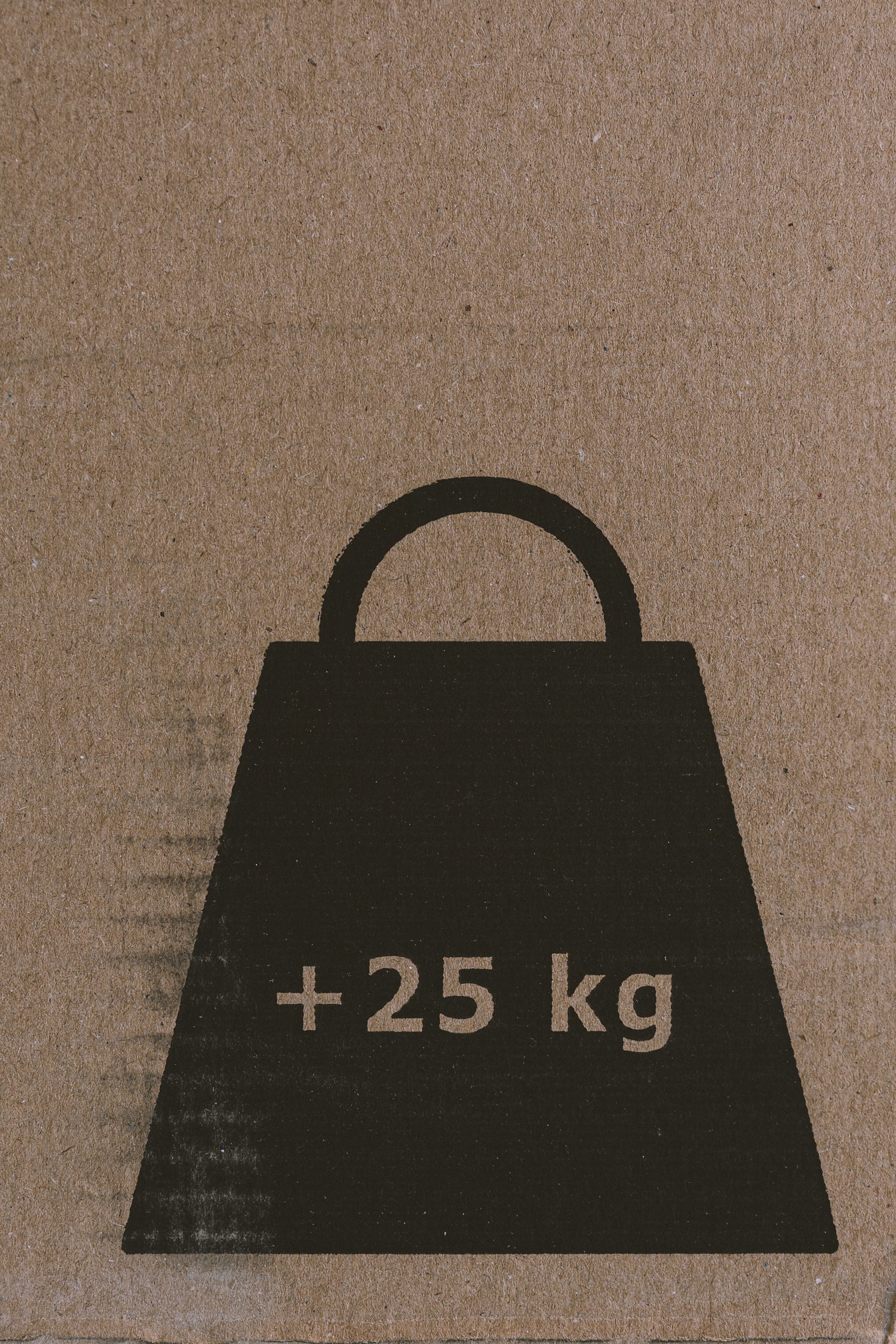 Знак за тегло на килограмите (25 kg) върху кафяв картон