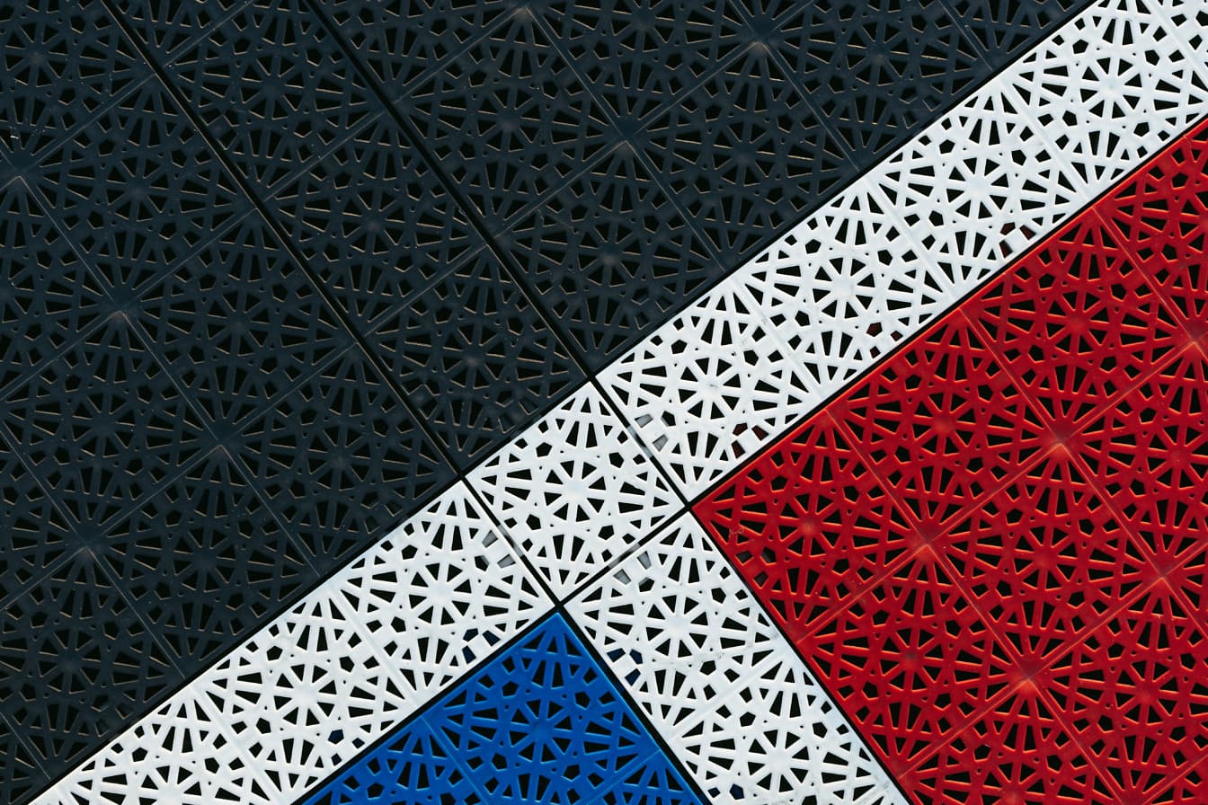 Plastica colorata con trama geometrica quadrata arabescata