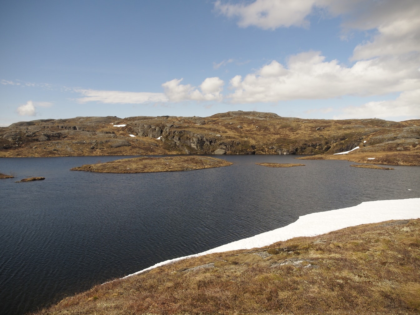 Езеро със сняг по него през юни