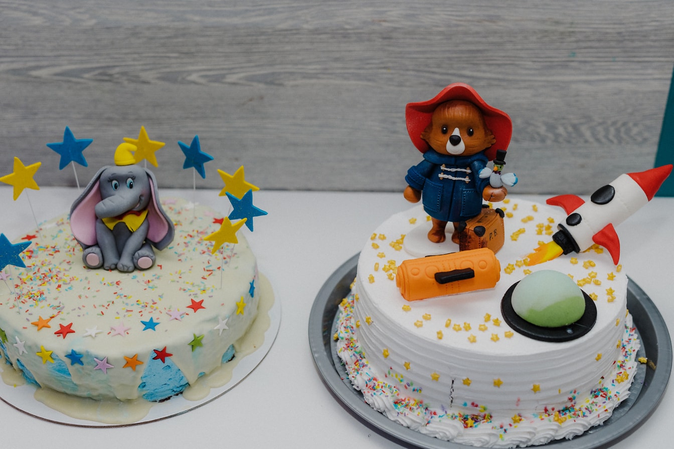 Dois bolos com decoração fofa em uma mesa para festa de aniversário