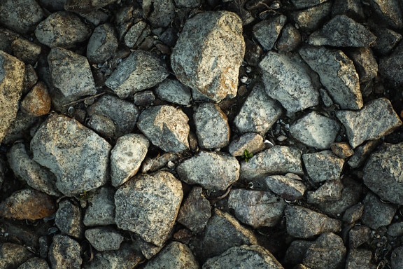 Gruppe von Granitfelsen auf dem Boden Nahaufnahme Textur