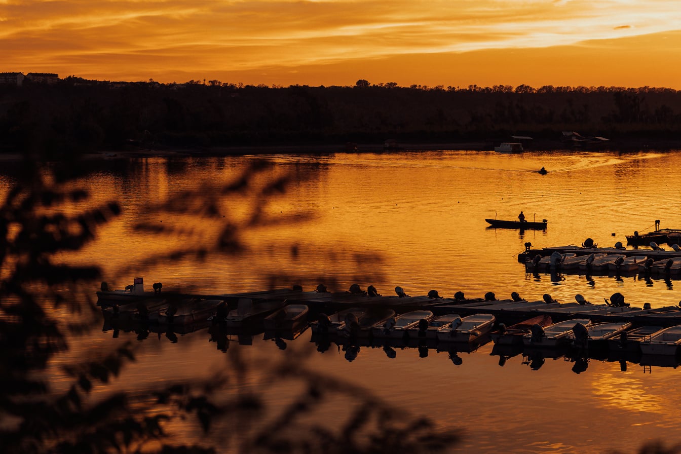Силует човнів на озері Тіквара на заході сонця