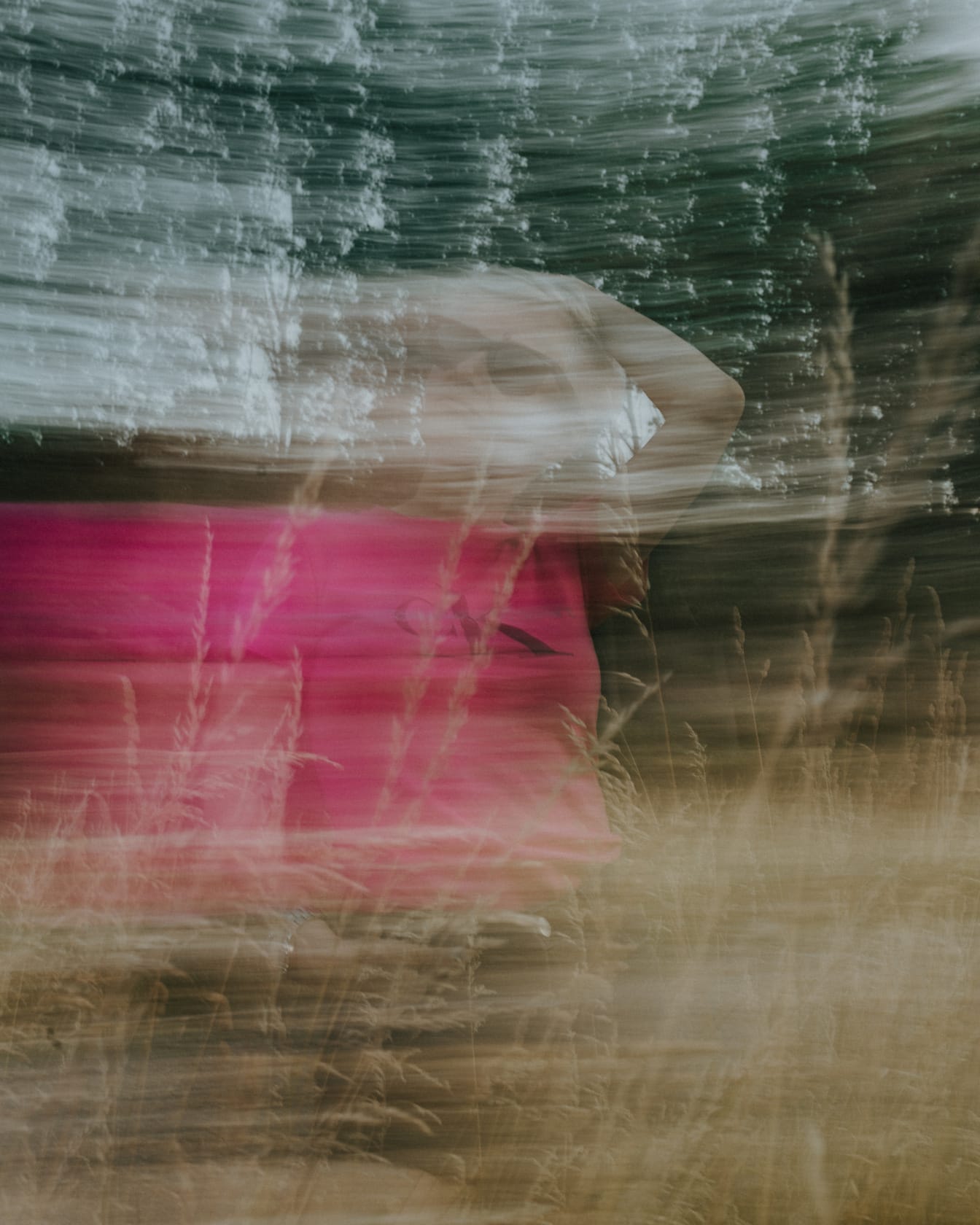 Πορτρέτο με σκόπιμη καλλιτεχνική θόλωση ενός ατόμου σε ένα πεδίο